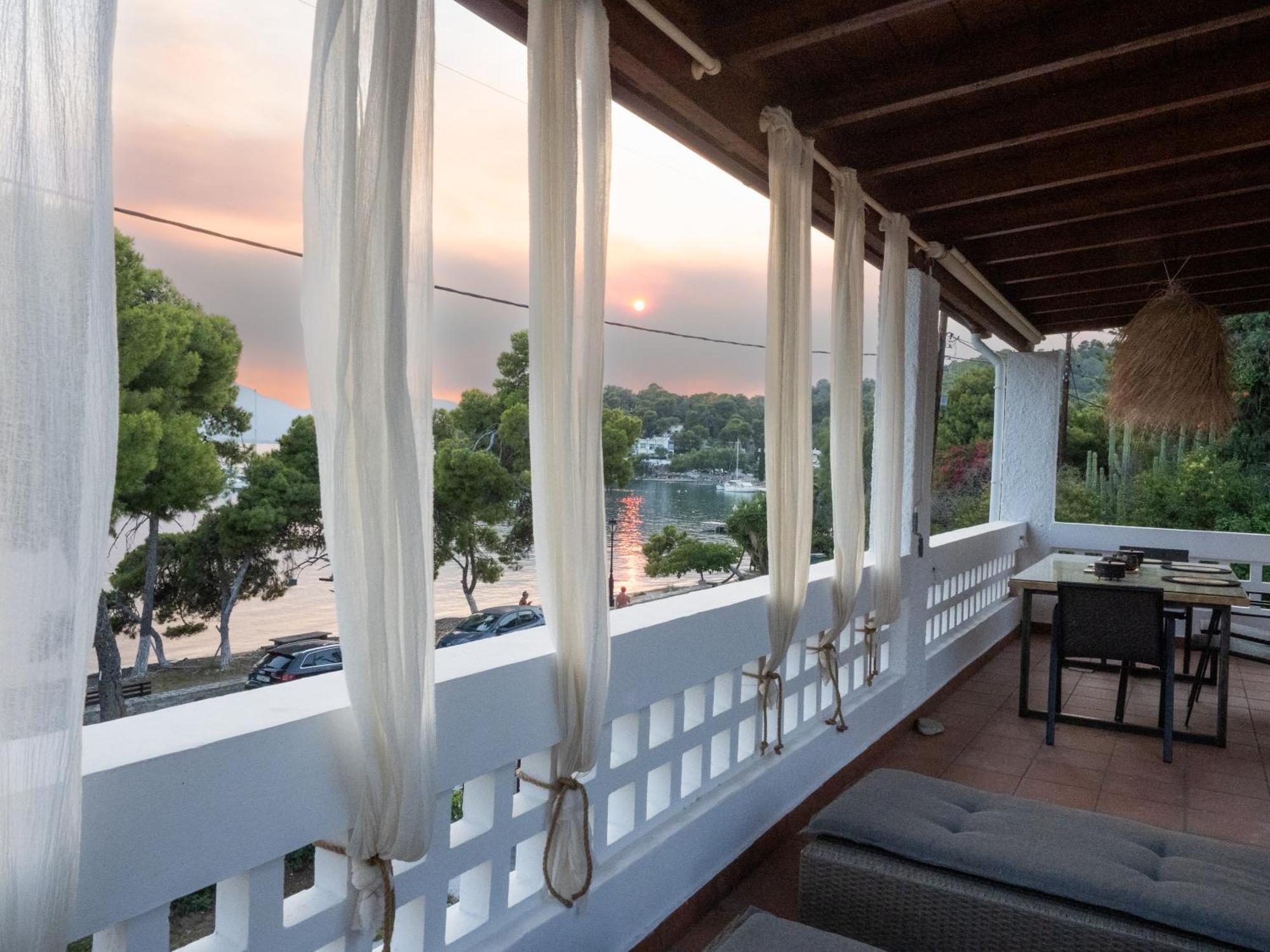 Seaview Apartment - Poros Relaxing Beachfront Flat Poros Town Esterno foto