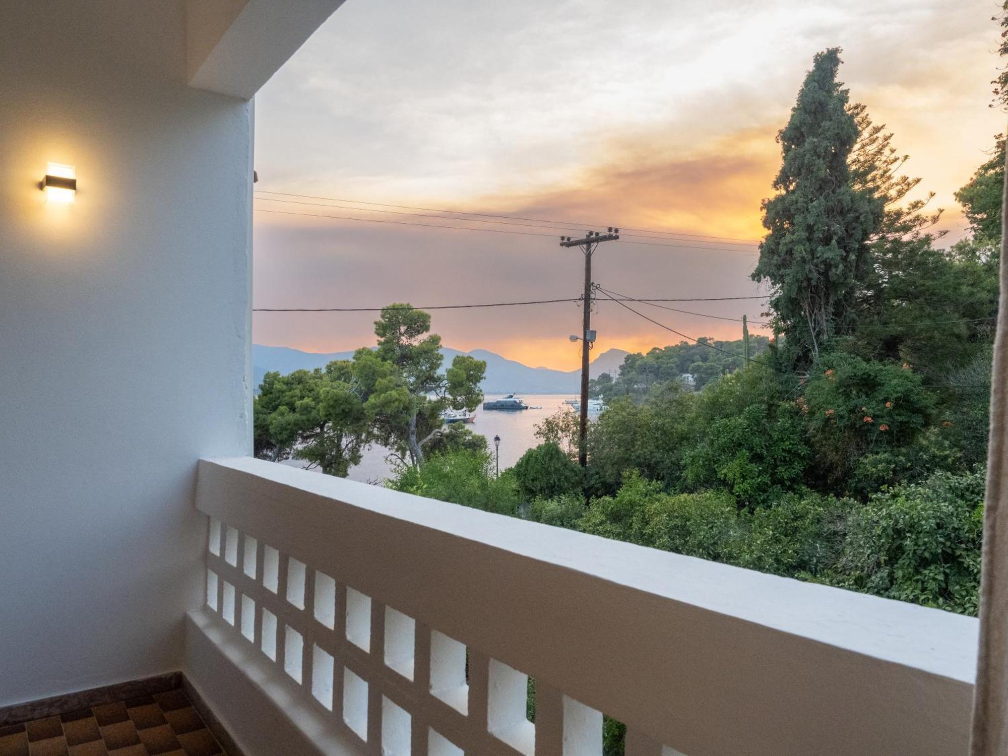 Seaview Apartment - Poros Relaxing Beachfront Flat Poros Town Esterno foto