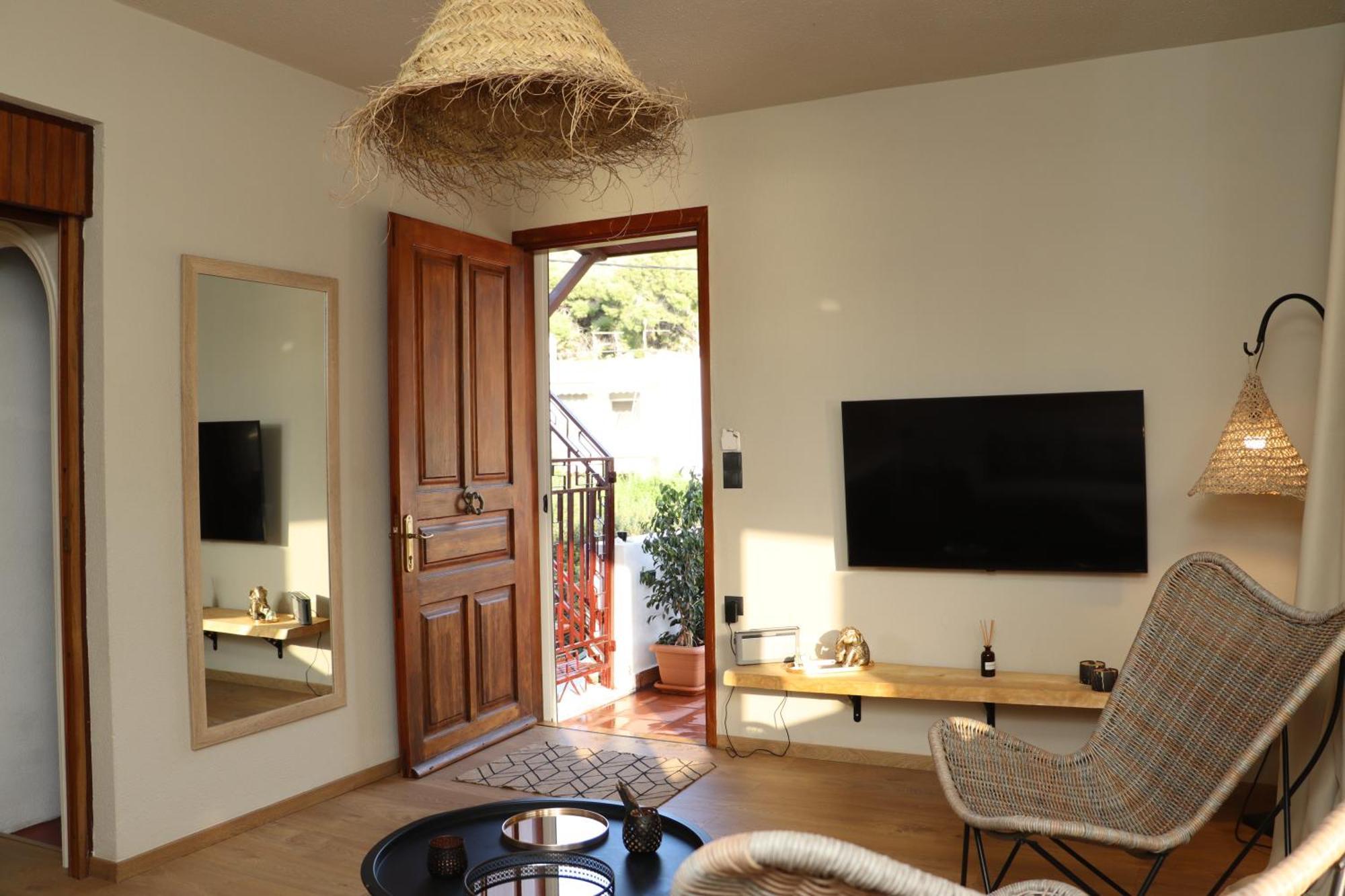 Seaview Apartment - Poros Relaxing Beachfront Flat Poros Town Esterno foto