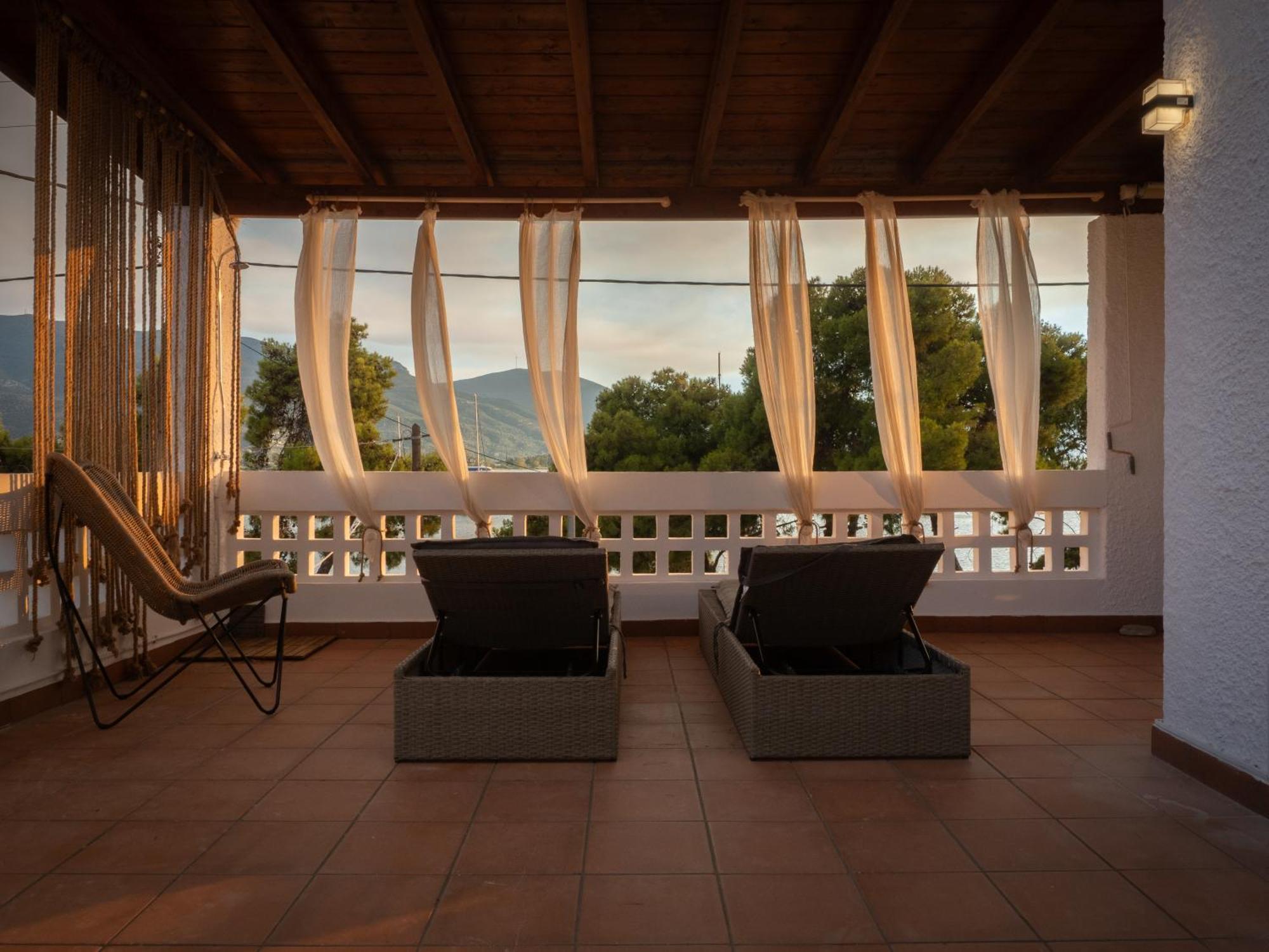 Seaview Apartment - Poros Relaxing Beachfront Flat Poros Town Esterno foto