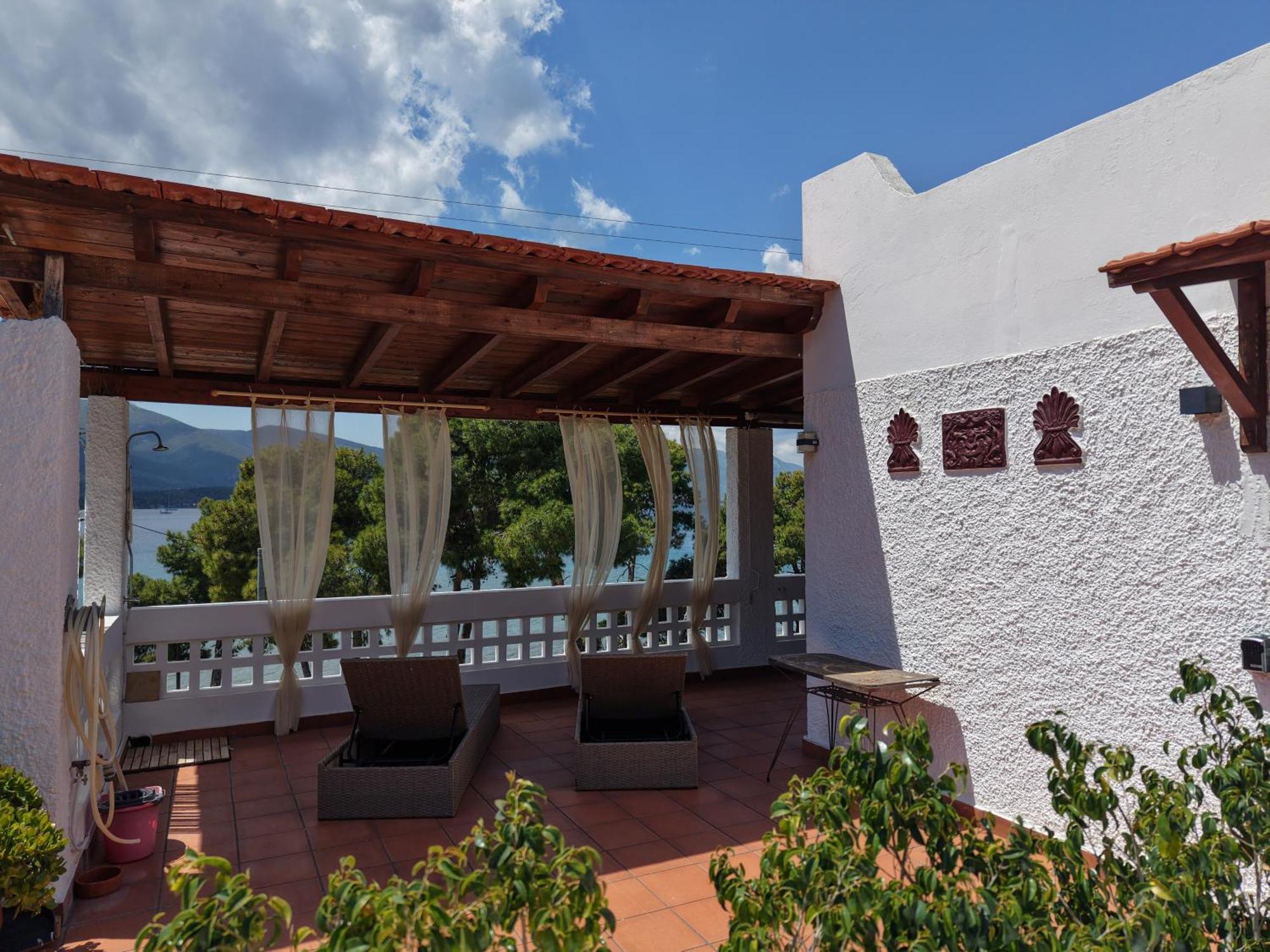 Seaview Apartment - Poros Relaxing Beachfront Flat Poros Town Esterno foto